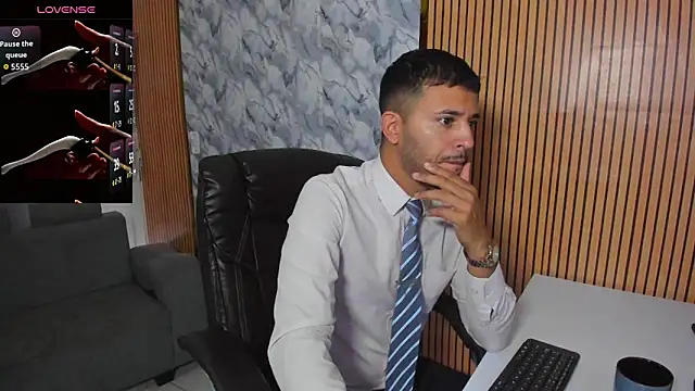 Snapshot of Hideintheoffice chatting on 11/14/25, 11:53 Hideintheoffice online show from 11/14/25, 11:53