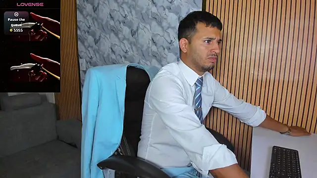 Snapshot of Hideintheoffice chatting on 11/21/25, 10:58 Hideintheoffice online show from 11/21/25, 10:58