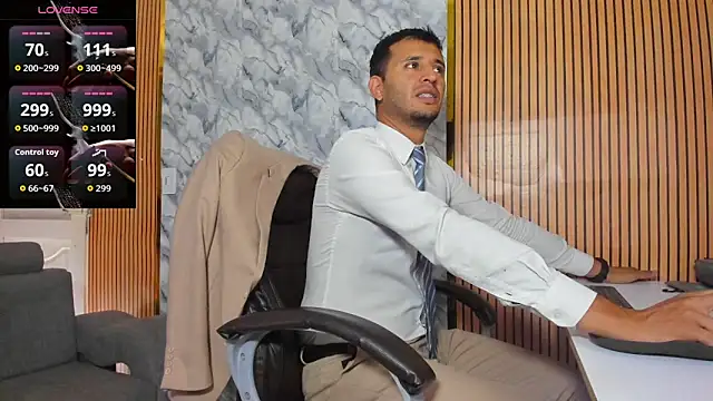 Snapshot of Hideintheoffice chatting on 11/28/25, 06:54 Hideintheoffice online show from 11/28/25, 06:54