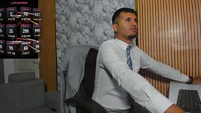 Snapshot of Hideintheoffice chatting on 12/05/25, 05:16 Hideintheoffice online show from 12/05/25, 05:16