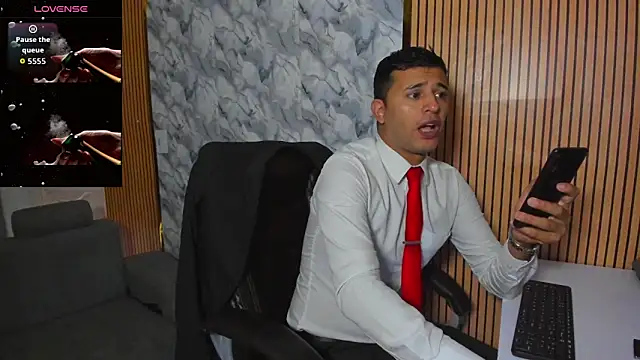 Snapshot of Hideintheoffice chatting on 12/17/25, 11:38 Hideintheoffice online show from 12/17/25, 11:38