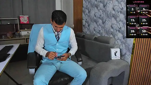 Snapshot of Hideintheoffice chatting on 02/02/26, 03:27 Hideintheoffice online show from 02/02/26, 03:27