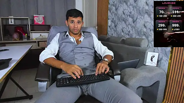 Snapshot of Hideintheoffice chatting on 02/03/26, 06:40 Hideintheoffice online show from 02/03/26, 06:40