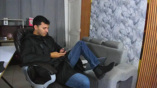 Snapshot of Hideintheoffice chatting on 02/05/26, 03:33 Hideintheoffice online show from 02/05/26, 03:33