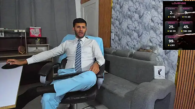 Snapshot of Hideintheoffice chatting on 02/07/26, 05:44 Hideintheoffice online show from 02/07/26, 05:44