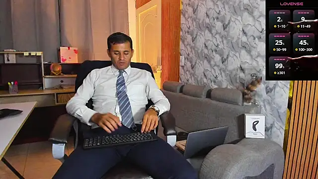 Snapshot of Hideintheoffice chatting on 02/11/26, 04:39 Hideintheoffice online show from 02/11/26, 04:39