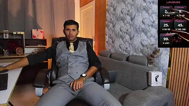 Snapshot of Hideintheoffice chatting on 02/13/26, 05:14 Hideintheoffice online show from 02/13/26, 05:14