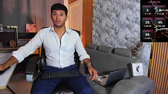 Snapshot of Hideintheoffice chatting on 02/14/26, 03:47 Hideintheoffice online show from 02/14/26, 03:47