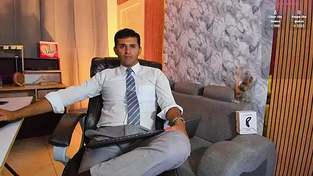 Snapshot of Hideintheoffice chatting on 02/17/26, 05:26 Hideintheoffice online show from 02/17/26, 05:26