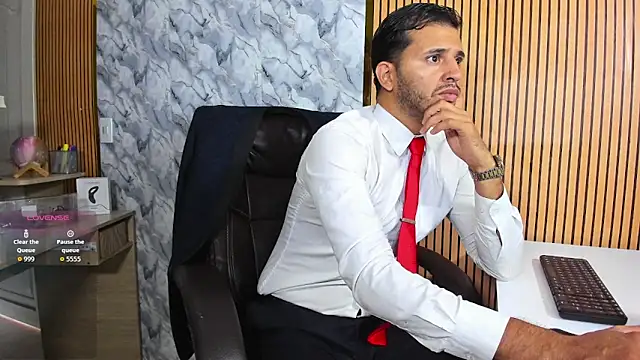 Snapshot of Hideintheoffice chatting on 03/11/26, 11:49 Hideintheoffice online show from 03/11/26, 11:49