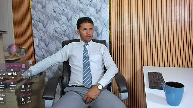 Snapshot of Hideintheoffice chatting on 03/25/26, 01:06 Hideintheoffice online show from 03/25/26, 01:06