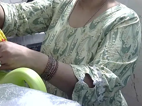 Housewife12 online show from 12/17/25, 07:25