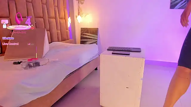 victoriaroyce1 online show from 10/30/25, 01:12