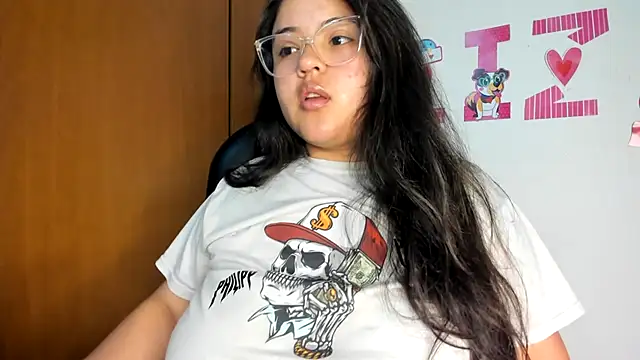 Snapshot of lizzie_c chatting on 02/13/25, 04:32 lizzie c online show from 02/13/25, 04:32
