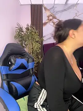 Snapshot of michell_boobs_ chatting on 11/10/25, 01:21 michell boobs online show from 11/10/25, 01:21