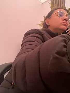 Snapshot of michell_boobs_ chatting on 11/19/25, 01:44 michell boobs online show from 11/19/25, 01:44