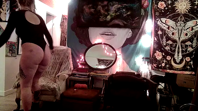 Snapshot of SilverandFox chatting on 01/08/25, 09:34 SilverandFox online show from 01/08/25, 09:34