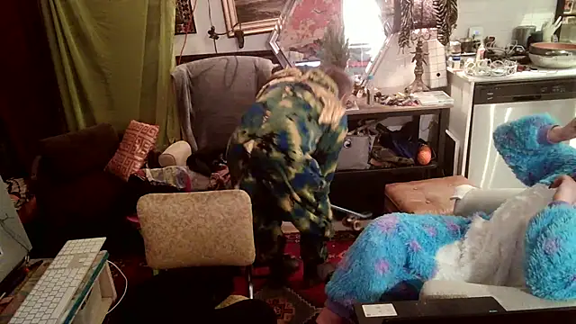 Snapshot of SilverandFox chatting on 03/21/25, 10:28 SilverandFox online show from 03/21/25, 10:28