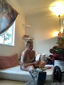 Snapshot of SilverandFox chatting on 10/18/25, 09:59 SilverandFox online show from 10/18/25, 09:59