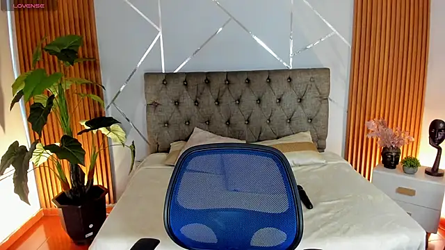 Snapshot of charlottee_white chatting on 11/06/25, 09:37 charlottee white online show from 11/06/25, 09:37