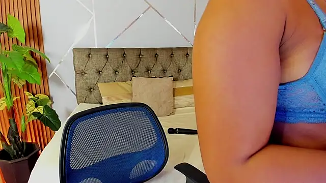 Snapshot of charlottee_white chatting on 01/15/26, 09:18 charlottee white online show from 01/15/26, 09:18