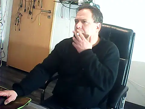 Snapshot of DauerAkt8069 chatting on 12/04/25, 12:20 DauerAkt8069 online show from 12/04/25, 12:20