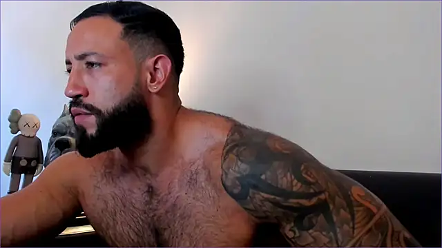 Snapshot of BradLeon_ chatting on 10/17/25, 07:49 BradLeon online show from 10/17/25, 07:49