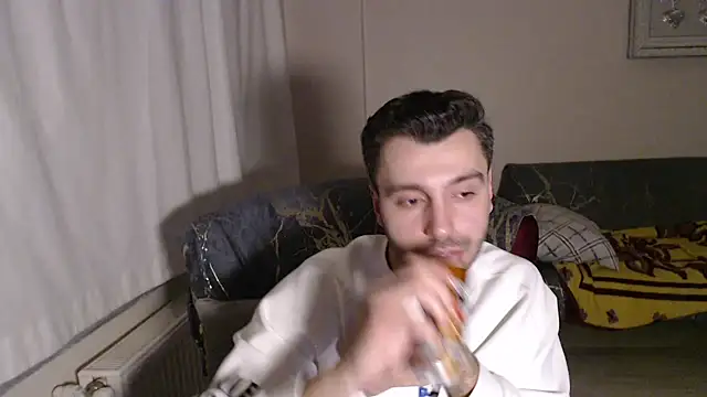 Snapshot of handsomeee04 chatting on 02/14/26, 01:46 handsomeee04 online show from 02/14/26, 01:46