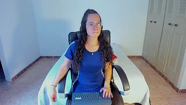 emmaTorres1 online show from 02/11/25, 07:05