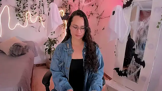 emmaTorres1 online show from 10/22/25, 03:23