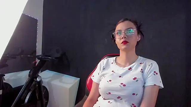 Abril jones10 online show from 12/30/24, 01:58