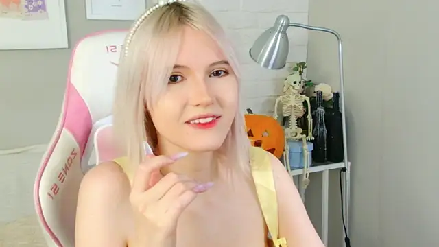 Snapshot of NellieLoyns chatting on 10/25/25, 05:08 NellieLoyns online show from 10/25/25, 05:08