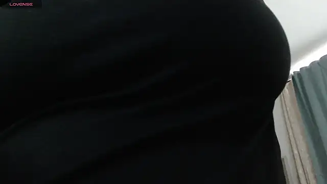 Snapshot of MommyHelpsmee chatting on 10/15/25, 07:14 MommyHelpsmee online show from 10/15/25, 07:14