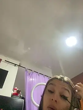 Snapshot of BlueStoneX chatting on 11/02/25, 06:49 BlueStoneX online show from 11/02/25, 06:49