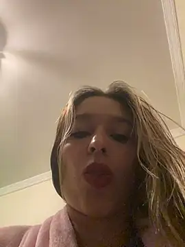 Snapshot of BlueStoneX chatting on 12/02/25, 07:25 BlueStoneX online show from 12/02/25, 07:25