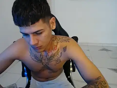 Snapshot of Clyde019 chatting on 12/30/24, 01:25 Clyde019 online show from 12/30/24, 01:25