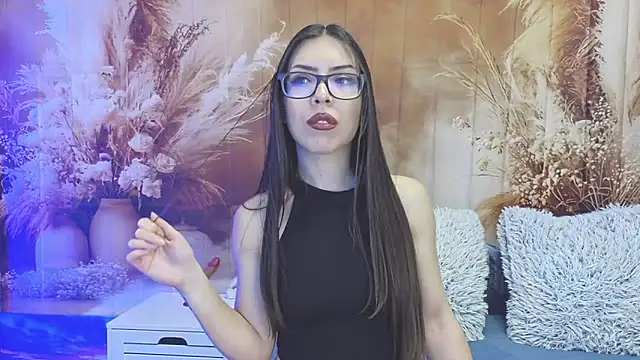 Snapshot of EmaLowe chatting on 04/01/26, 03:40 EmaLowe online show from 04/01/26, 03:40