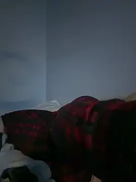 Snapshot of cloudy_couple444 chatting on 12/23/24, 02:35 cloudy couple444 online show from 12/23/24, 02:35