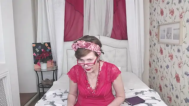 Snapshot of SilviaHart chatting on 09/30/25, 12:43 SilviaHart online show from 09/30/25, 12:43