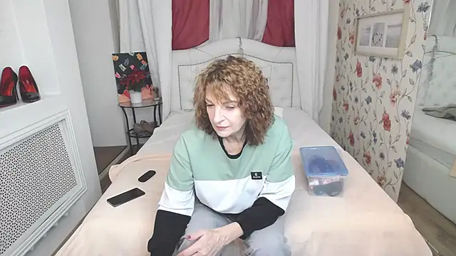 Snapshot of SilviaHart chatting on 10/01/25, 12:44 SilviaHart online show from 10/01/25, 12:44