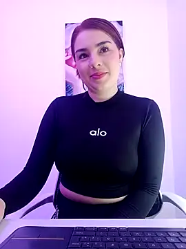 Snapshot of VictoriaMolina chatting on 11/17/25, 01:06 VictoriaMolina online show from 11/17/25, 01:06