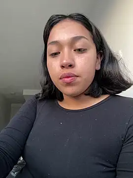 Snapshot of IsabellRodriguez18 chatting on 12/19/25, 10:28 IsabellRodriguez18 online show from 12/19/25, 10:28