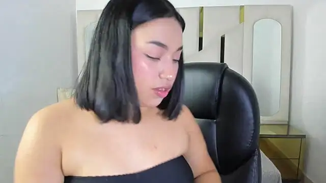 Snapshot of IsabellRodriguez18 chatting on 12/23/25, 04:32 IsabellRodriguez18 online show from 12/23/25, 04:32