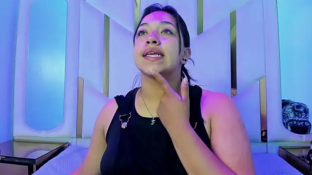 Snapshot of IsabellRodriguez18 chatting on 04/17/26, 04:04 IsabellRodriguez18 online show from 04/17/26, 04:04