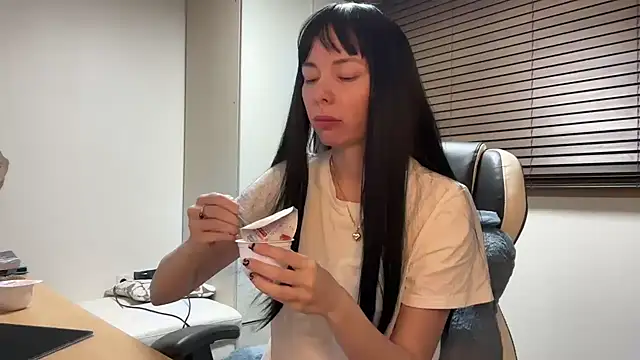 yunasuka online show from 01/11/25, 07:16