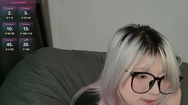 Snapshot of Yu_UwU_ chatting on 02/15/26, 02:14 Yu UwU online show from 02/15/26, 02:14