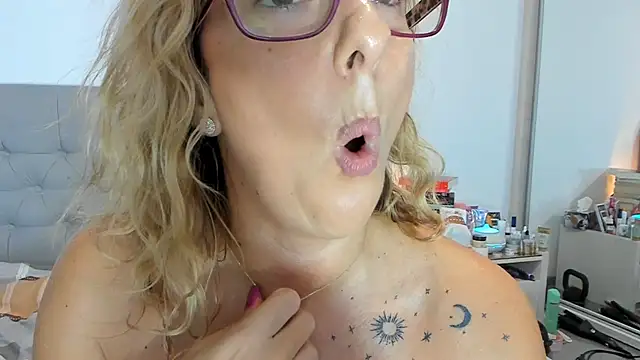 Snapshot of 1royalpussy chatting on 12/29/24, 12:45 1royalpussy online show from 12/29/24, 12:45
