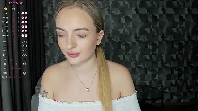 Snapshot of A_delina chatting on 11/04/25, 01:32 A delina online show from 11/04/25, 01:32