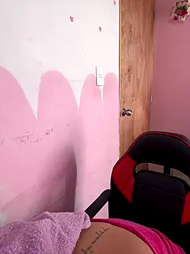 Snapshot of emmariders2 chatting on 12/22/25, 01:30 emmariders2 online show from 12/22/25, 01:30