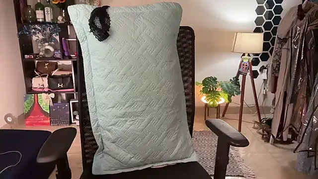 Snapshot of roseofvenom chatting on 02/06/26, 07:39 roseofvenom online show from 02/06/26, 07:39